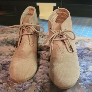 Toms Womens Desert Wedge Beige Suede Ankle Boots With Laces